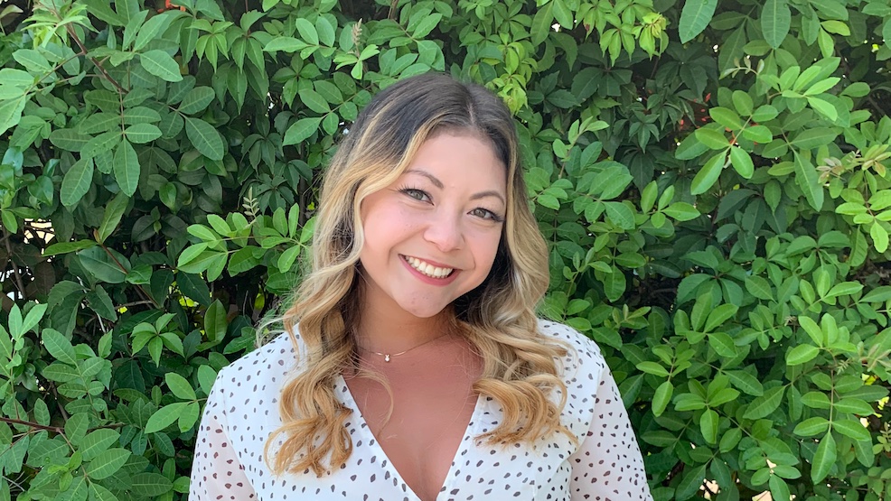 UofLComm's tweet photo. 📚Student Spotlight📚 Meet Grace! A #UofLCOMM senior sharing some gems with us about her time at UofL ⬇️⬇️
"Biggest highlight as a comm student has been being able to network with people in the real world while also gaining hands on experience through classes and presentations." https://t.co/RB6cQ49Sha