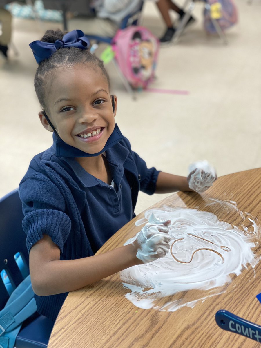 MrsGwinsFriends's tweet photo. Broke out the shaving cream to practice sight words- it was a hit! @DicksonTigers @PrincipalERD https://t.co/CL3axGbNVH