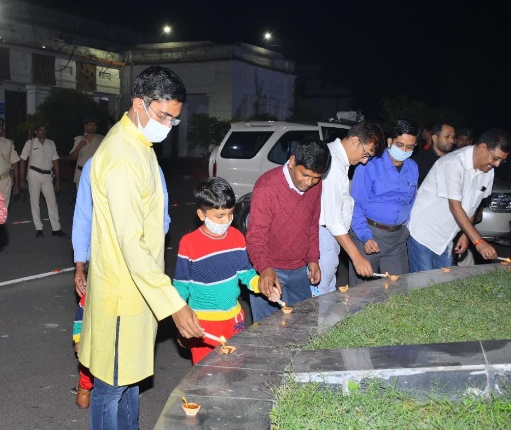 Dm_Motihari's tweet photo. #दीपावली के शुभ अवसर पर समाहरणालय परिसर तथा चम्पारण के प्रहरी पुराने वृक्ष के संरक्षण हेतु दीप जलाया। विदित हो कि जिले के पुराने वृक्ष को चिन्हित कर जिला प्रशासन द्वारा उसे #GuardianTrees अभियान के अंतर्गत गोद लिया जा रहा है।
@IPRD_Bihar
@Kapil_IAS https://t.co/3nmL3NrXGB