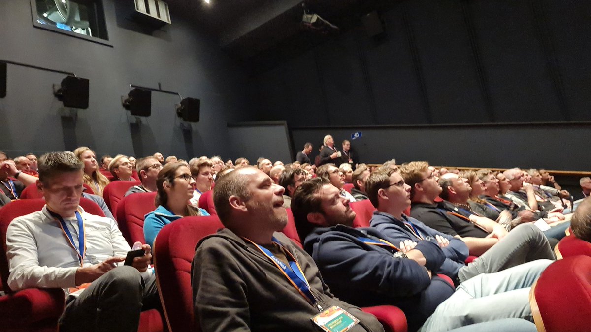 remcodeblok's tweet photo. @jfallconf #jfall volle zaal 7 😇 https://t.co/LjCwGQ9hDr