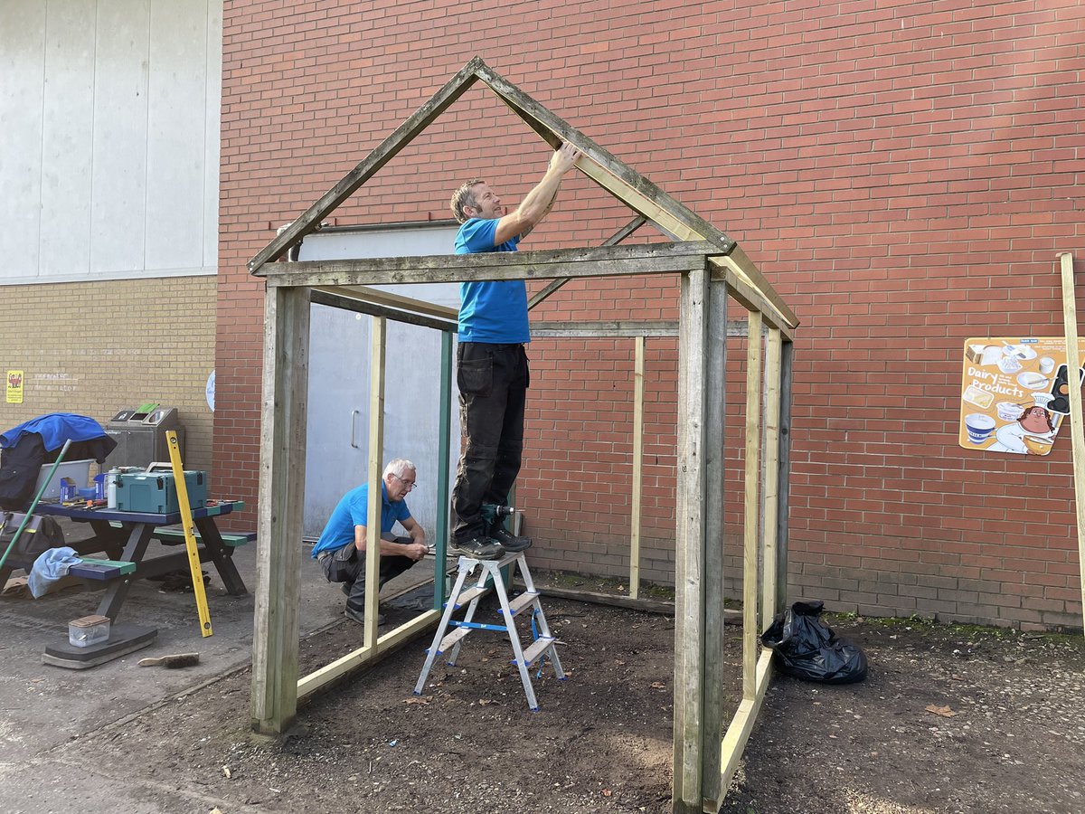 sowingseedsuk's tweet photo. Better weather this week ☀️so we were able to give the old bottle greenhouse @KnightswoodP a 2nd lick of paint before it’s final transformation into a new Den Building HQ! https://t.co/i9VwlsTFhG