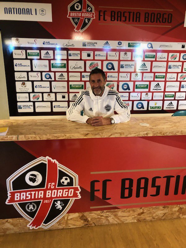 Le club est heureux d'annoncer la nomination de Stéphane Rossi en tant qu'entraîneur général du club jusqu'à la fin de saison !
Passé par le CAB, le SCB, ou encore le <a href="/SOCholet/">SO Cholet</a>, son premier adversaire demain, il aura la difficile tâche de maintenir le club. 

Bienvenue Stéphane !