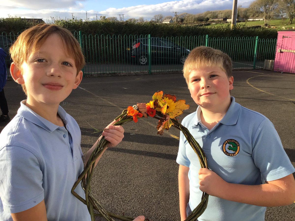 llanrhidianp's tweet photo. #PryCop creating Autumn wreaths. Discussing the seasonal colours and leaf changes. #LlanEco #LlanHum #LlanExp https://t.co/9OaDQE9g53