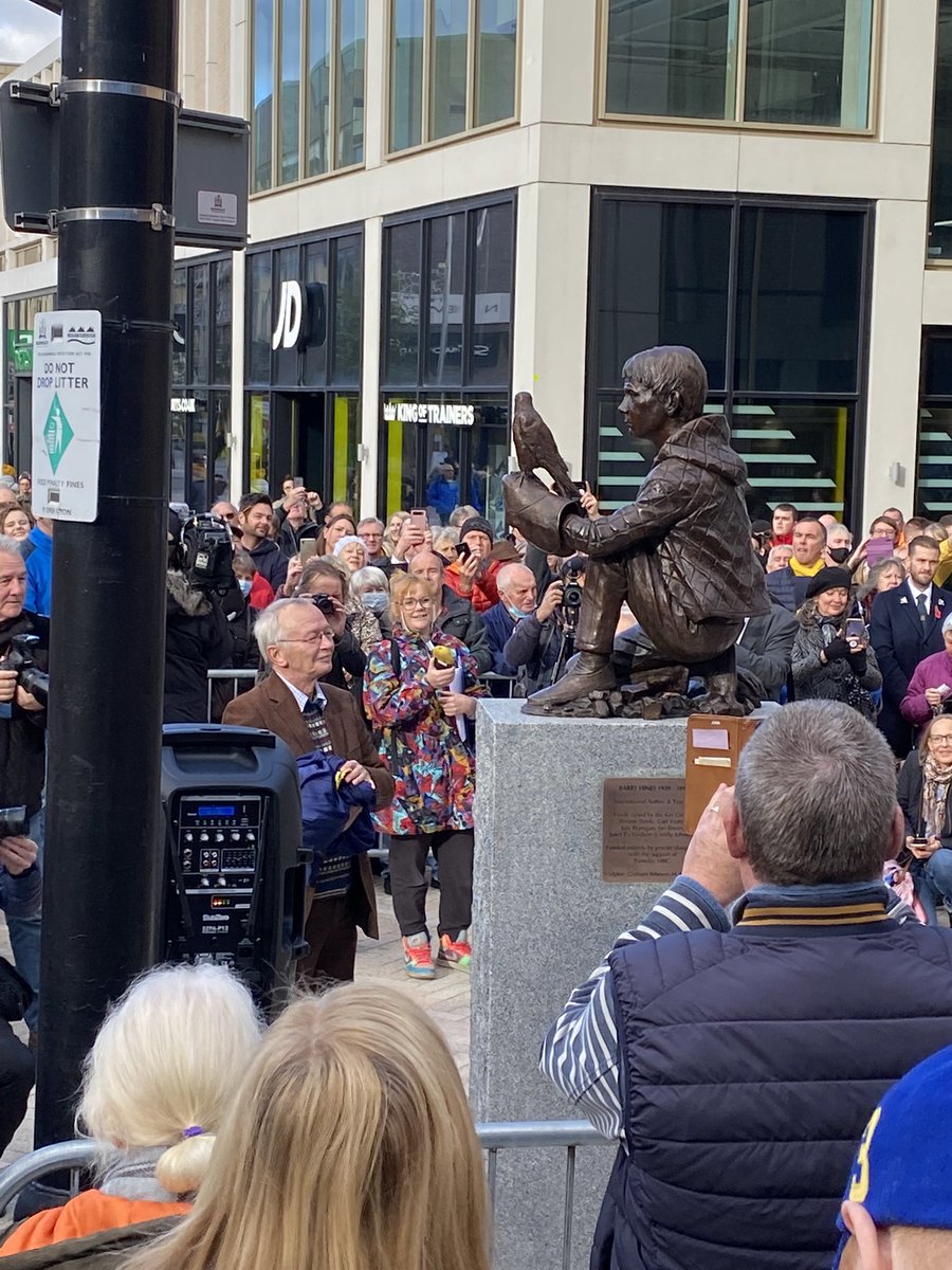 udrivebarnsley's tweet photo. Kes statue in tarn.
What a place 👍😍 https://t.co/6Y8jHxrUUQ