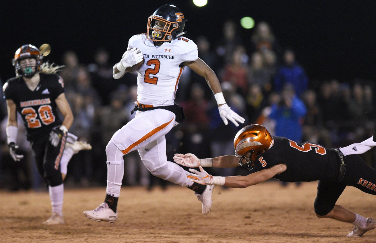 Congrats to South Pittsburg RB De'Andre Kelly on being named a semifinalist for the Class 1A Mr. Football award. He has 1,066 total yds - rushing for 906 yds (9.5 per carry) and 14 TDs. Also has a k/o return 80 yds for a TD and more than 2,300 career rushing yds #bestofpreps