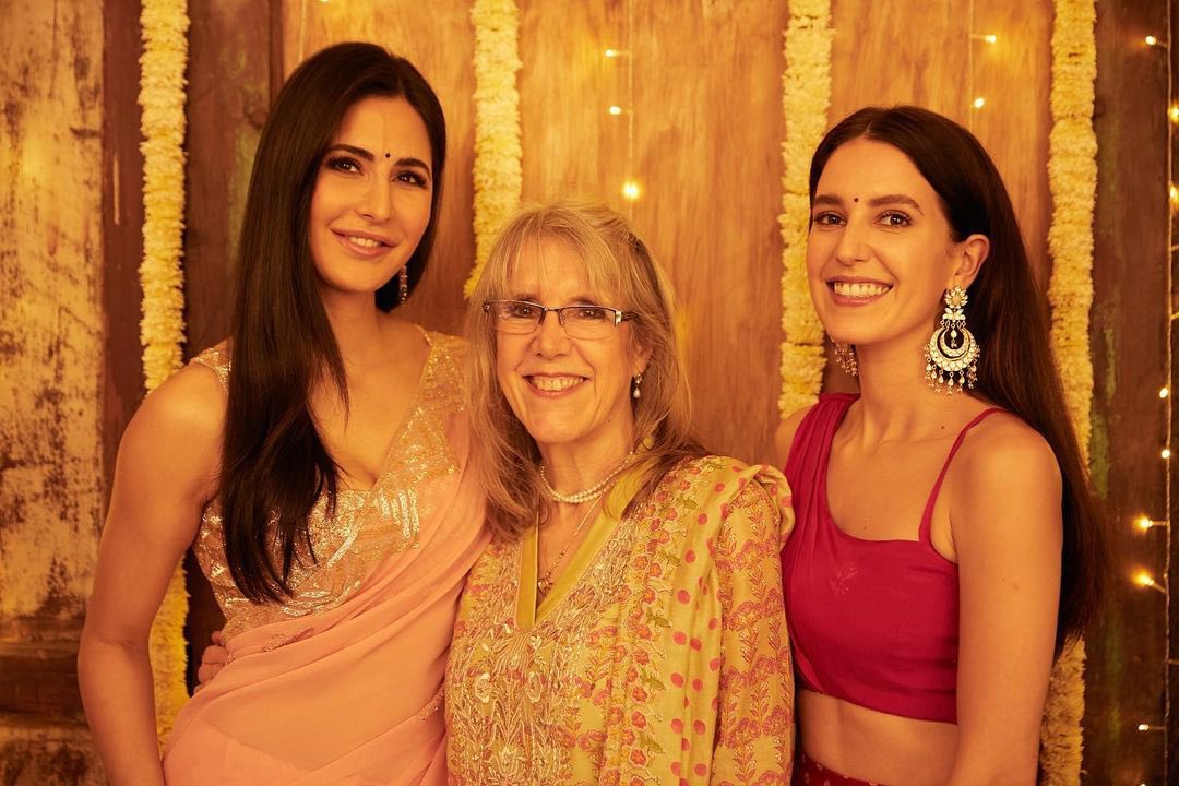 katrin_kay's tweet photo. #KatrinaKaif

Happy Diwali 🪔 From our family to yours ❤️ https://t.co/zLgp0ElezN
