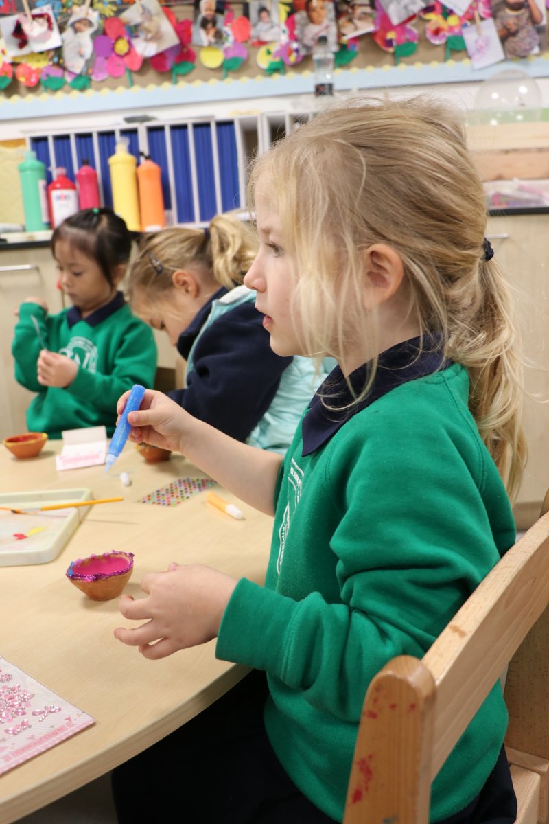 Juniors_WHS's tweet photo. Huge thanks to Riva's parents who came along this morning to talk about #Diwali, decorate beautiful clay candle holders, as well as sing and dance with the girls - #HappyDiwali! 🕯️💚

#Diwali2021 #ExploreWHS #ReceptionWHS 
@Equality_WHS @GDST @GSAUK @JuniorHead_WHS https://t.co/gzaeIfzSxE