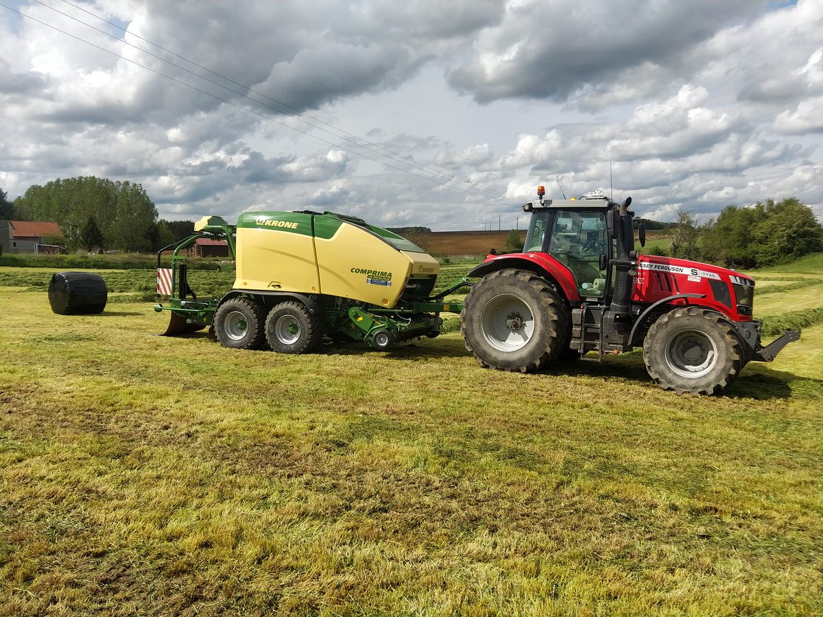 KroneFrance's tweet photo. ⚫️⚪️🟢 Déjà 12.000 bottes de pressées et enrubannées, preuves à l'appui ! 😃
👉Merci à l' E.T.A. De Quick pour son retour satisfaisant après une saison de travail avec leur nouveau combiné d'enrubannage KRONE Comprima CV 150 XC Plus ! 😉
#KRONE #ComprimaPlus #Enrubannage https://t.co/RatWDaijFN