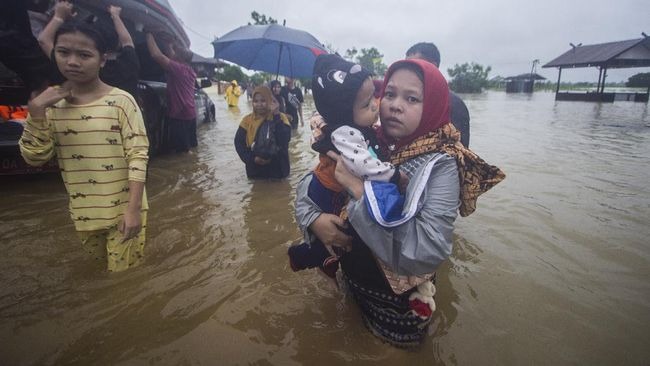 Akibat hutan rusak, beberapa kabupaten di Kalimantan Tengah menderita banjir rutin tiap tahun. Agustus-September ini tak kurang 8.000 rumah terendam air hampir dua pekan; seperti tahun lalu. "Pembangunan" yg hanya dinikmati 1% oligarki itu menyengsarakan ribuan orang.