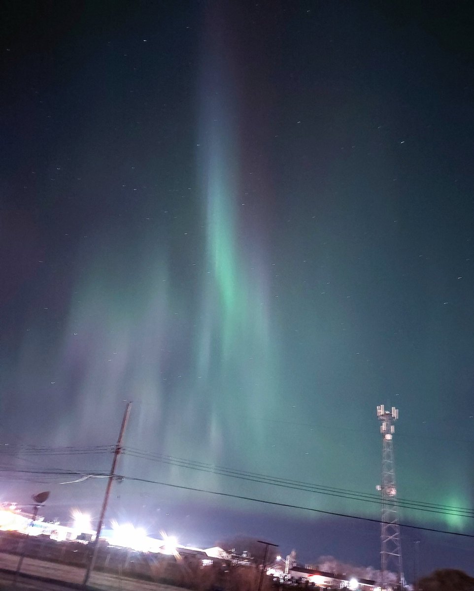 TalkingMomcents's tweet photo. Last night/this morning has been absolute pure magic. I need sleep but the FOMO is real! #manitoba #mb #canada #AuroraBorealis #northernlights https://t.co/r2lqKJdHR8