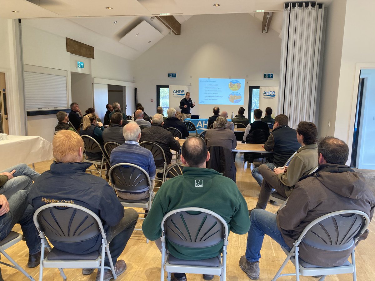 They’re off! Meeting 1 with @Cereals_SE and Rob Waterston <a href="/AHDB_Cereals/">AHDB Cereals</a> Newbury #monitorfarm Machinery and labour efficiency the topic of the day with @AHDB_Arabletech