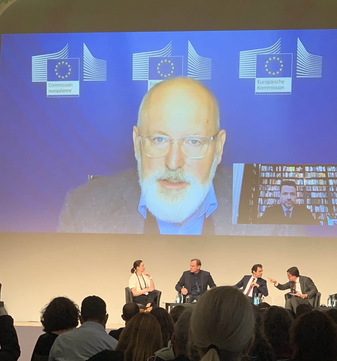 Rappel salutaire du 1er vice président de la Com°européenne
@TimmermansEU en direct de la <a href="/COP26/">COP26</a> pour <a href="/EuroCite_EU/">EuroCité 🇪🇺</a> sur la nécessité de décarboner nos économies locales. Il est indispensable de bâtir des villes résilientes et inclusives pour affronter les dérèglements climatiques.
