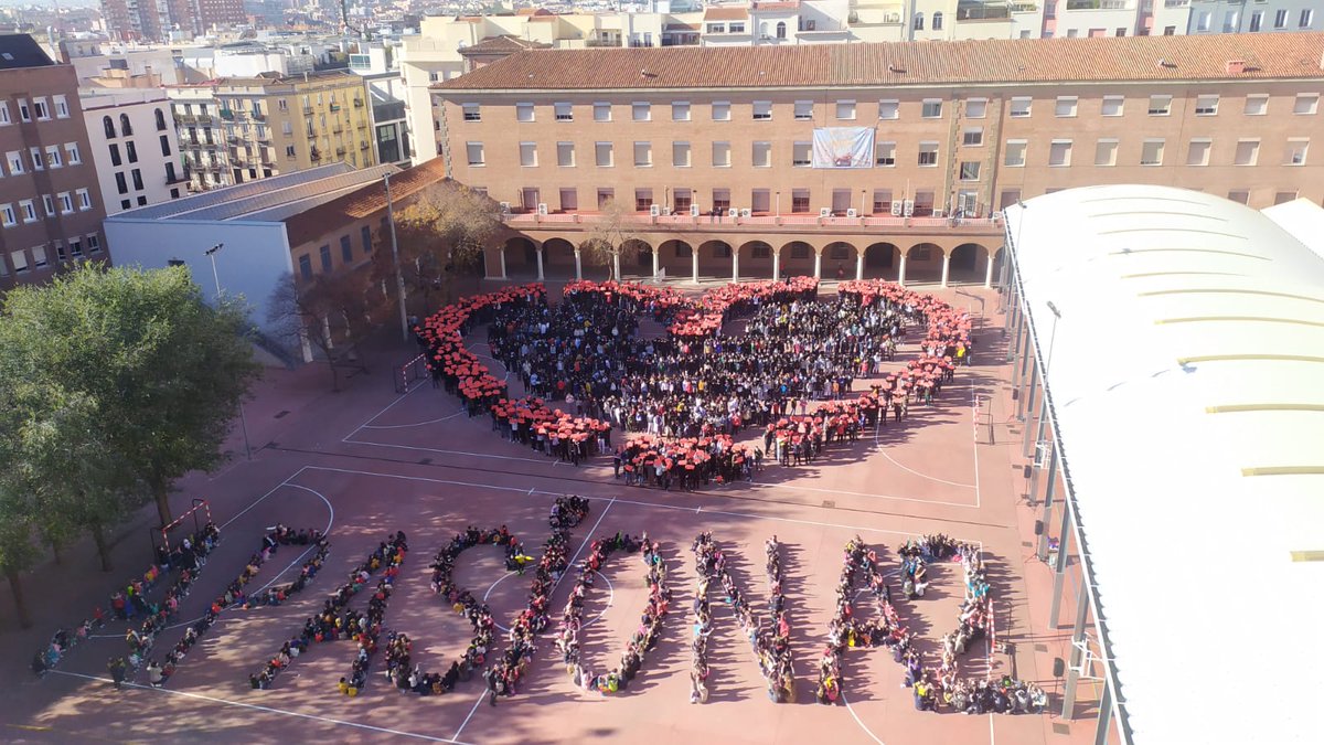 Hoy hemos tenido los buenos días conjuntos de todo el colegio. #ApasionadosXlaVida