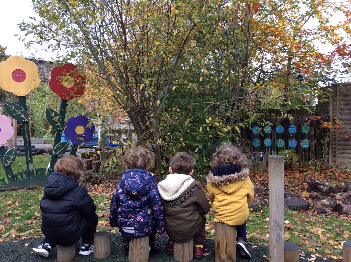 TH_Nursery1's tweet photo. Admiring the Autumnal colours and watching the leaves falling from the trees! 🍁 🌬 #THLearnEY @THGoldcrests @TangHallPrimary https://t.co/iVb44Li5at