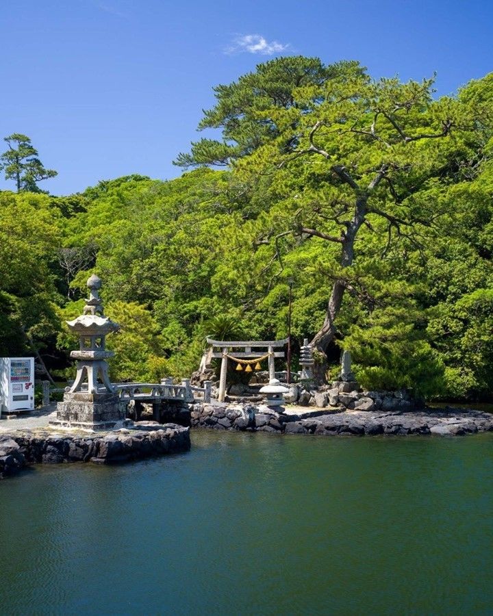 OffbeatJapan's tweet photo. This shrine has the same name as the world-famous Miyajima, but with nothing to see (This is in Yamaguchi!) PS: One of the lesser-known sacred Japanese arts is the placement of vending machines, even in this serene landscape there is one... Have you spotted it yet? 😫) https://t.co/eqMnBvXVFc