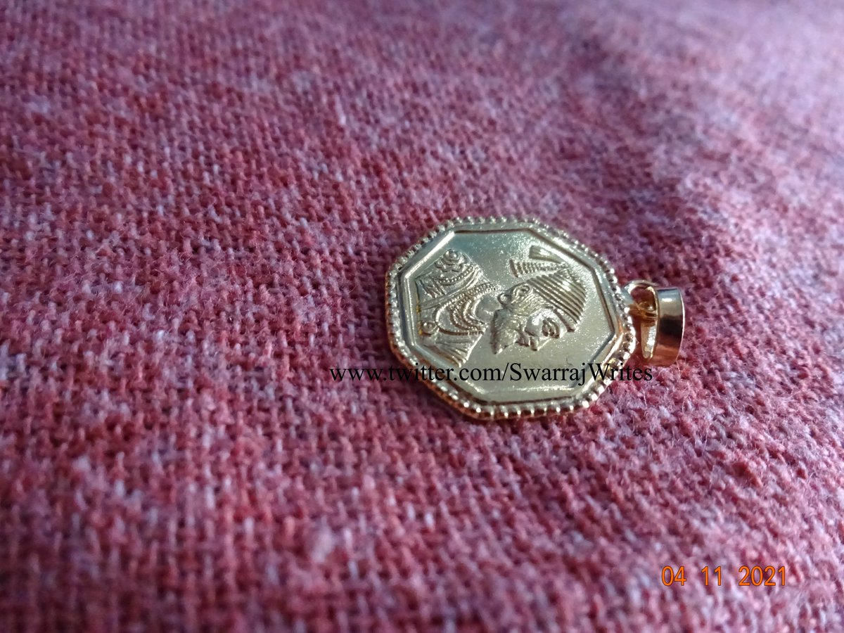SwarrajWrites's tweet photo. Post No. 62
Date - 04 Nov 2021

#Pendant #Gift
#छत्रपती #शिवराय

दिवाळीच्या दिवशी अशी सोनेरी भेट मिळणं, म्हणजे जणू सोन्याहून जास्त पिवळं.
महिन्यांची ४ तारीख प्रत्येकवेळी काही ना काही 'खास' देऊन जात आहे.
जानेवारी, जुलै, सप्टेंबर, नोव्हेंबर,.... https://t.co/oTJj2vrfdi