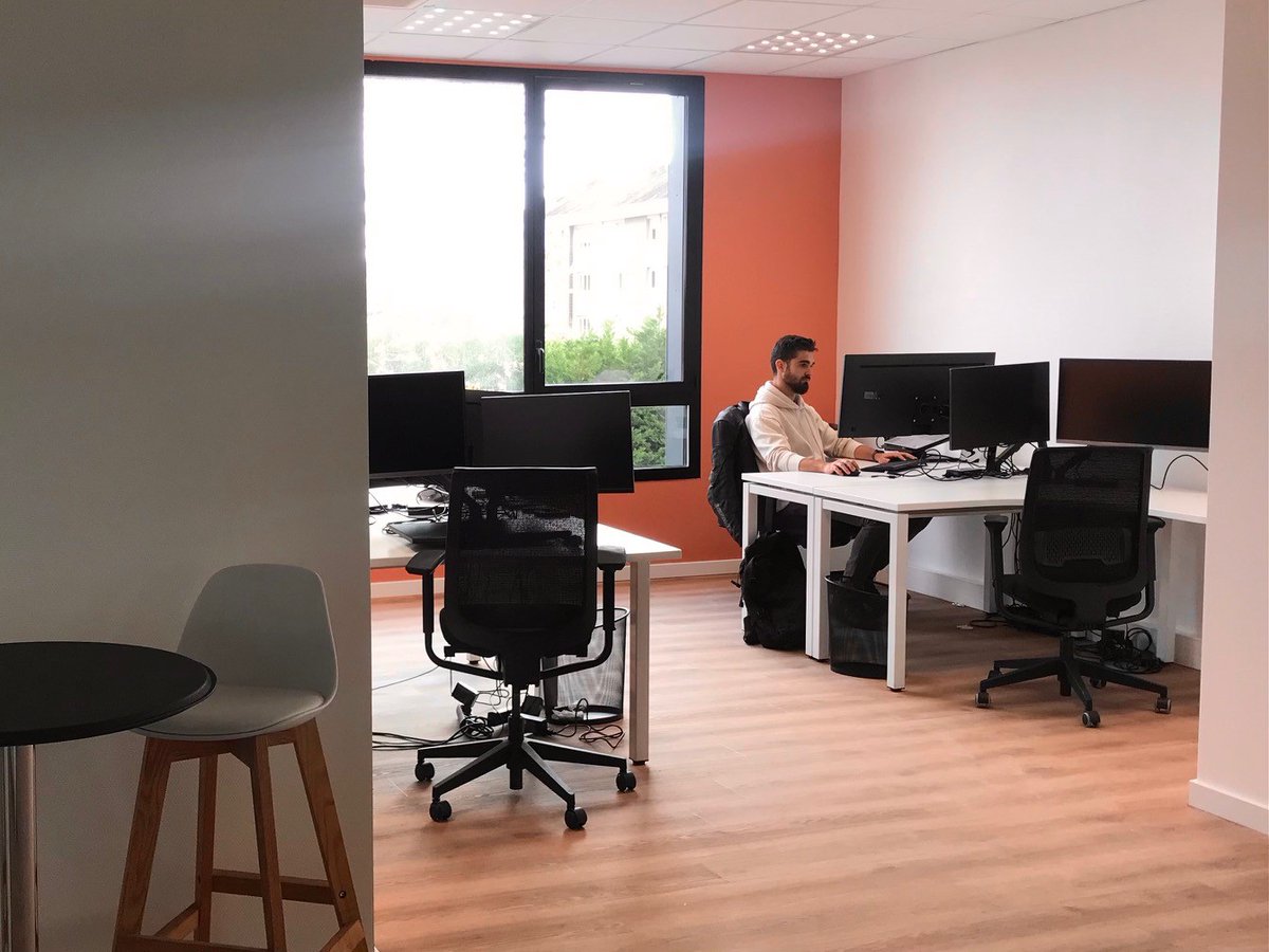 Octave_biz's tweet photo. 🙌 NOUVEAUX LOCAUX, NOUS VOILÀ ! 

📦 Il nous reste encore des cartons à déballer,
🔧 des meubles à monter,
✨ quelques touches de déco à apporter, 
🦺 et même un peu de gros œuvre extérieur...

Mais qu'est ce que nous sommes bien !!!! 

👋 N'hésitez pas à venir nous voir ! https://t.co/uVABZ3Itsv