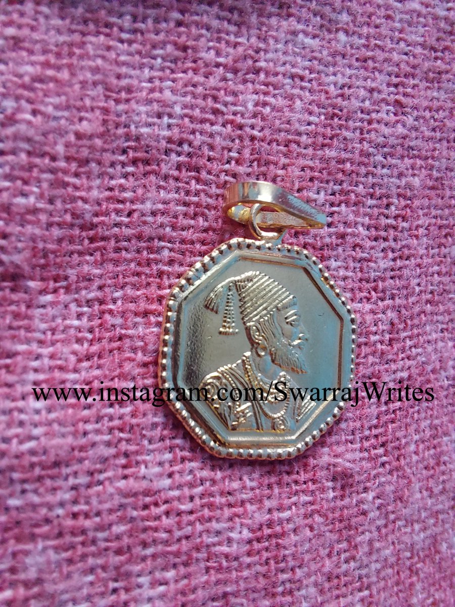 SwarrajWrites's tweet photo. Post No. 62
Date - 04 Nov 2021

#Pendant #Gift
#छत्रपती #शिवराय

दिवाळीच्या दिवशी अशी सोनेरी भेट मिळणं, म्हणजे जणू सोन्याहून जास्त पिवळं.
महिन्यांची ४ तारीख प्रत्येकवेळी काही ना काही 'खास' देऊन जात आहे.
जानेवारी, जुलै, सप्टेंबर, नोव्हेंबर,.... https://t.co/oTJj2vrfdi