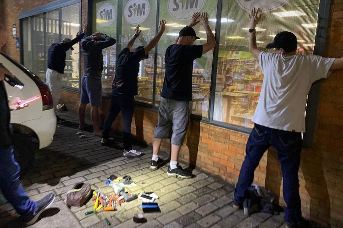 AgenciaGBC's tweet photo. URGENTE CANOAS 🚨 | Polícia prende 5 ladrões de quadrilha que roubava veículos na cidade. LEIA AQUI: https://t.co/n0P1YWPDq5 https://t.co/h11DaXHsWq