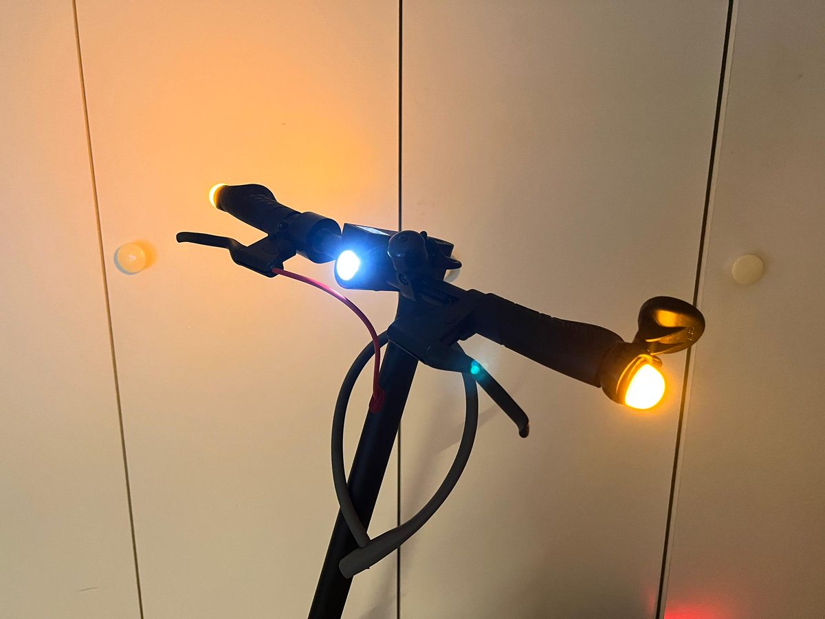 ProjectDOLPHIN's tweet photo. Un client vient d’installer ses clignotants @CyclBike #winglights sur sa trottinette Xiaomi. Montage rapide et visibilité assurée. #bevisible @TCS_Suisse 
toute l’offre Winglight CYCL est à découvrir ici:
https://t.co/E7aZJk5ZN7 https://t.co/WDvpWs8Qlg