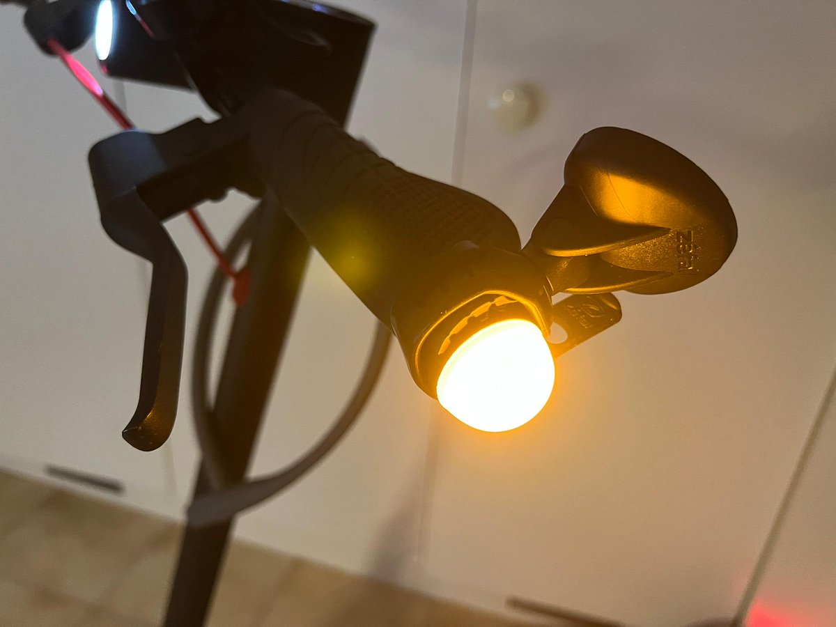 ProjectDOLPHIN's tweet photo. Un client vient d’installer ses clignotants @CyclBike #winglights sur sa trottinette Xiaomi. Montage rapide et visibilité assurée. #bevisible @TCS_Suisse 
toute l’offre Winglight CYCL est à découvrir ici:
https://t.co/E7aZJk5ZN7 https://t.co/WDvpWs8Qlg