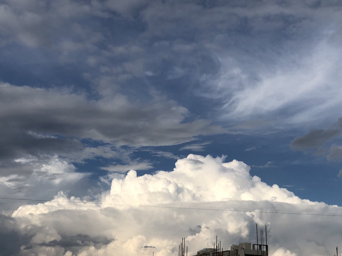 NammaBengaluroo's tweet photo. #NammaBengaluruSkies
#CloudPatterns 

Hope Varuna would be kind enough and wont pour today and let Bengaluru enjoii deepavali 😀 https://t.co/bXilnSh2lx