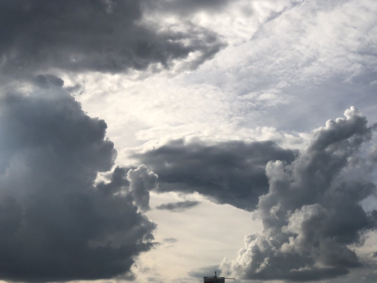 NammaBengaluroo's tweet photo. #NammaBengaluruSkies
#CloudPatterns 

Hope Varuna would be kind enough and wont pour today and let Bengaluru enjoii deepavali 😀 https://t.co/bXilnSh2lx