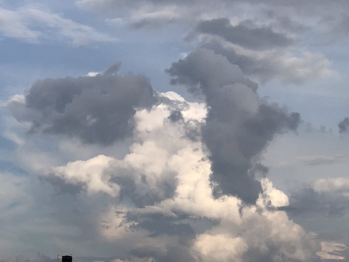 NammaBengaluroo's tweet photo. #NammaBengaluruSkies
#CloudPatterns 

Hope Varuna would be kind enough and wont pour today and let Bengaluru enjoii deepavali 😀 https://t.co/bXilnSh2lx