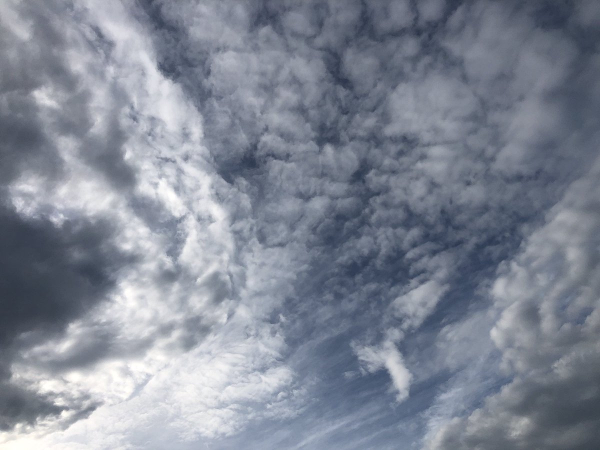 NammaBengaluroo's tweet photo. #NammaBengaluruSkies
#CloudPatterns 

Hope Varuna would be kind enough and wont pour today and let Bengaluru enjoii deepavali 😀 https://t.co/bXilnSh2lx