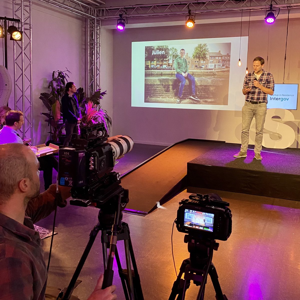 SiRintergov's tweet photo. Eenzaamheid bestrijden met @Joinby2 en @GemeenteDenHaag #impactfest #sirintergov @impactcity https://t.co/euMnzyV8Sp