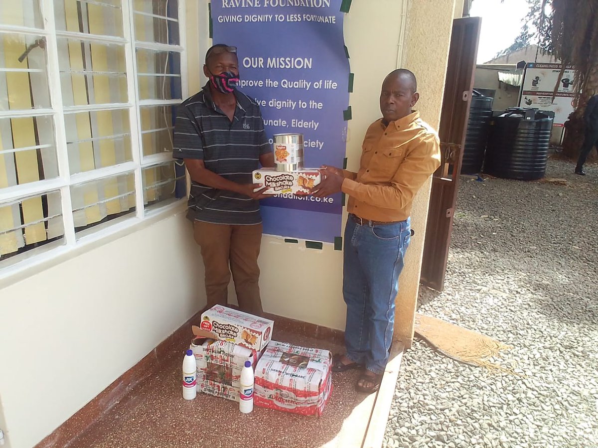 KenyaRavine's tweet photo. Below, is a food distribution exercise @Ravine Foundation grounds. The undertaking was keenly facilitated by the Safaricom Foundation, TrueFoods, and the Doshi Group of Companies. 

Look what we can do together. 

#wecandoit https://t.co/yulraUuhZs