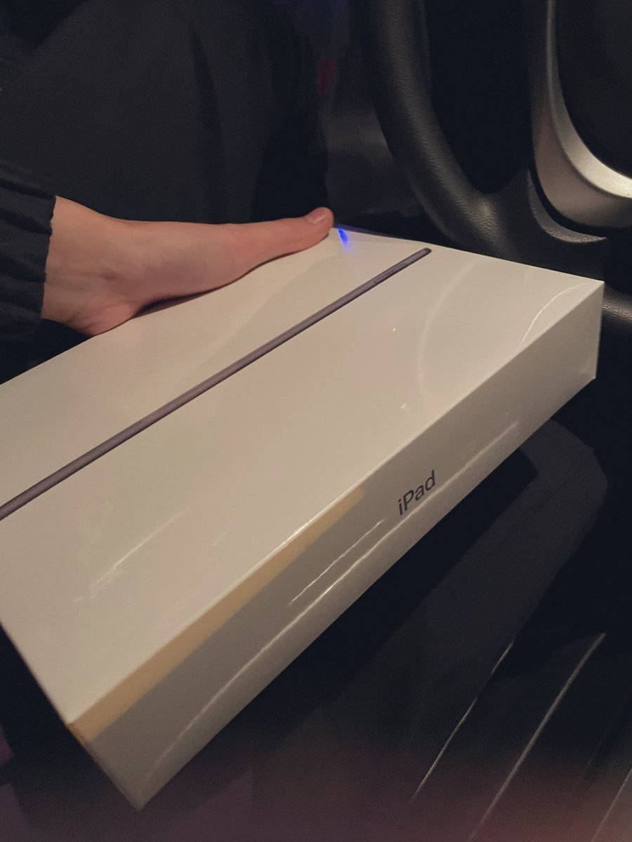 cha_194's tweet photo. iPad❤️
安月給でも仕事の効率化のために買ってしまった。これで教科書を大量に持って帰る生活からおさらばや。🤣 https://t.co/0s7JUEZUMx