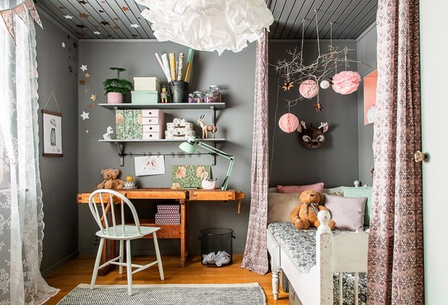 Hoy os traemos el ejemplo perfecto para ilustrar que el gris, definitivamente, es el nuevo blanco. Sí, ya sabemos que los colores grisáceos o negros asustan un poco, pero lo cierto es que escogiendo el tono adecuado, incluso la habitación infantil se puede ver beneficiada. Se