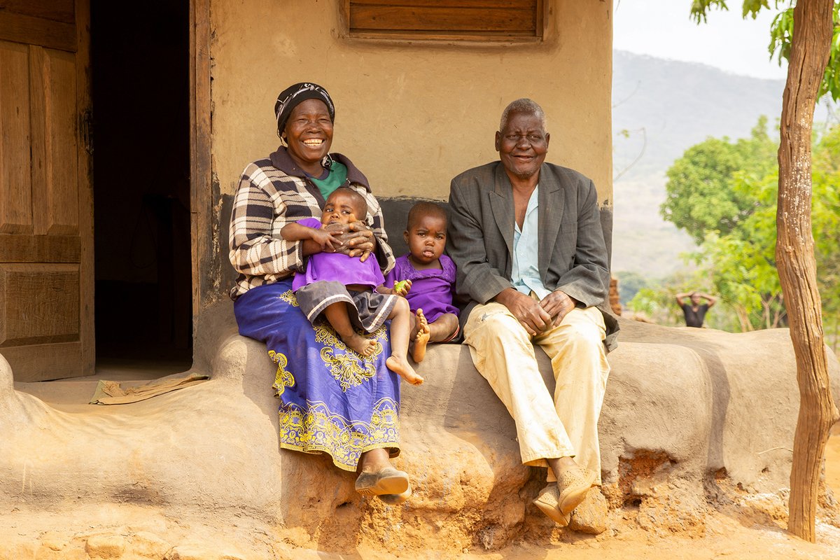 SolarAid's tweet image. “The dangers of paraffin lamps and straw fire happen very suddenly. The accident occurs so quickly. Everything burned completely.”
 
John January and his wife lost everything to a preventable fire. 

Together, we can #EndTheDarkness 👉🏾 solar-aid.org/meetjohnjanuar…