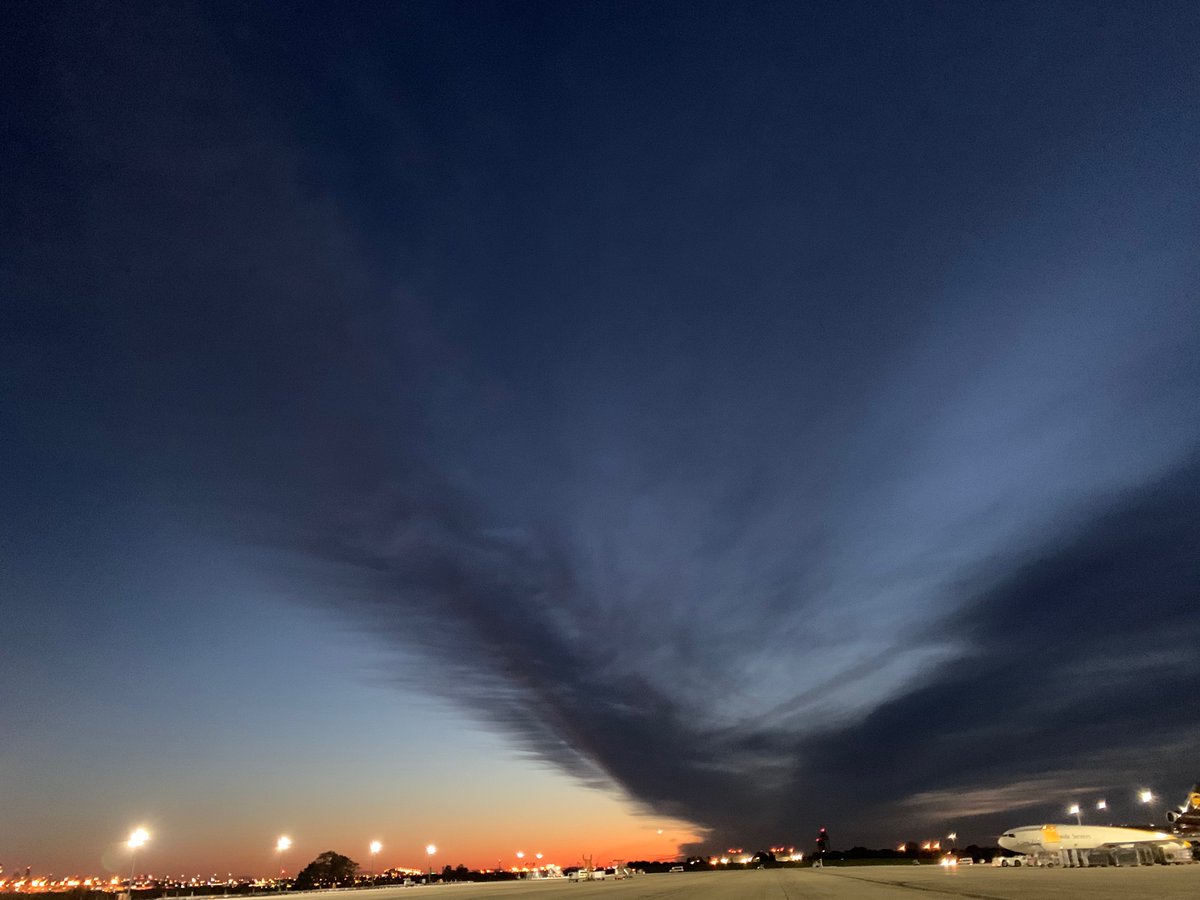 Beautiful morning at PHL DAY SUNRISE. Everyone working safely