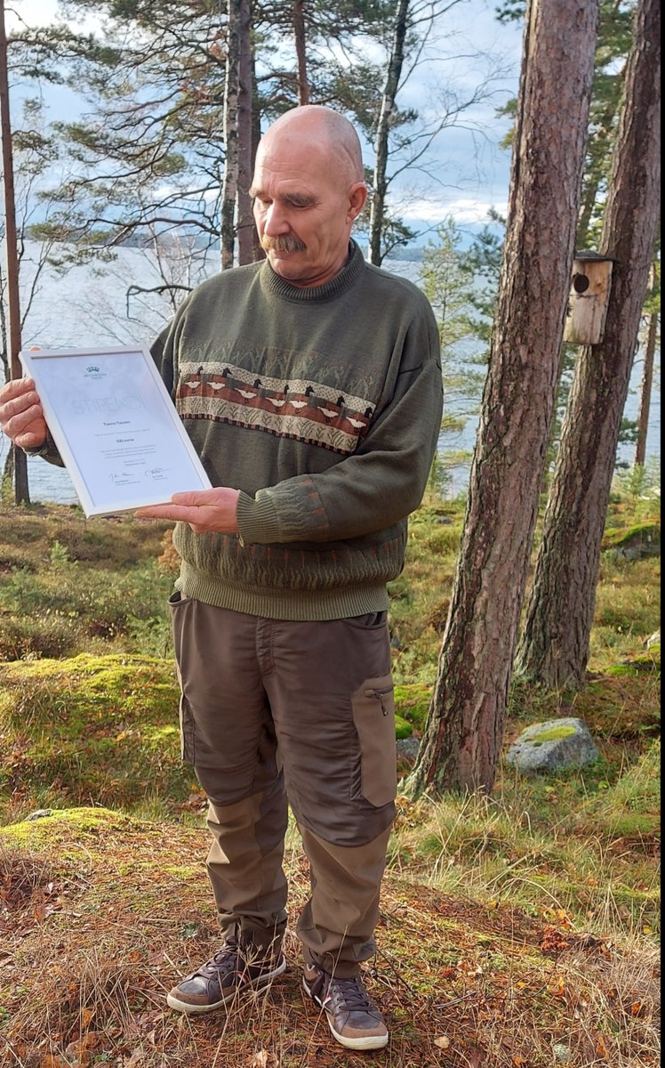 mmsaatio's tweet photo. Metsähallituksen tietojärjestelmäasiantuntija Tuomo Toloselle on myönnetty Metsämiesten Säätiön ”Työyhteisön hyvä tyyppi” -stipendi. 
"Tuomo ei jätä ketään ongelmien kanssa yksin. Epätoivon hetkelläkin hän löytää asialle kuin asialle aina positiivisen reitin.” https://t.co/mzgoFeUfEr