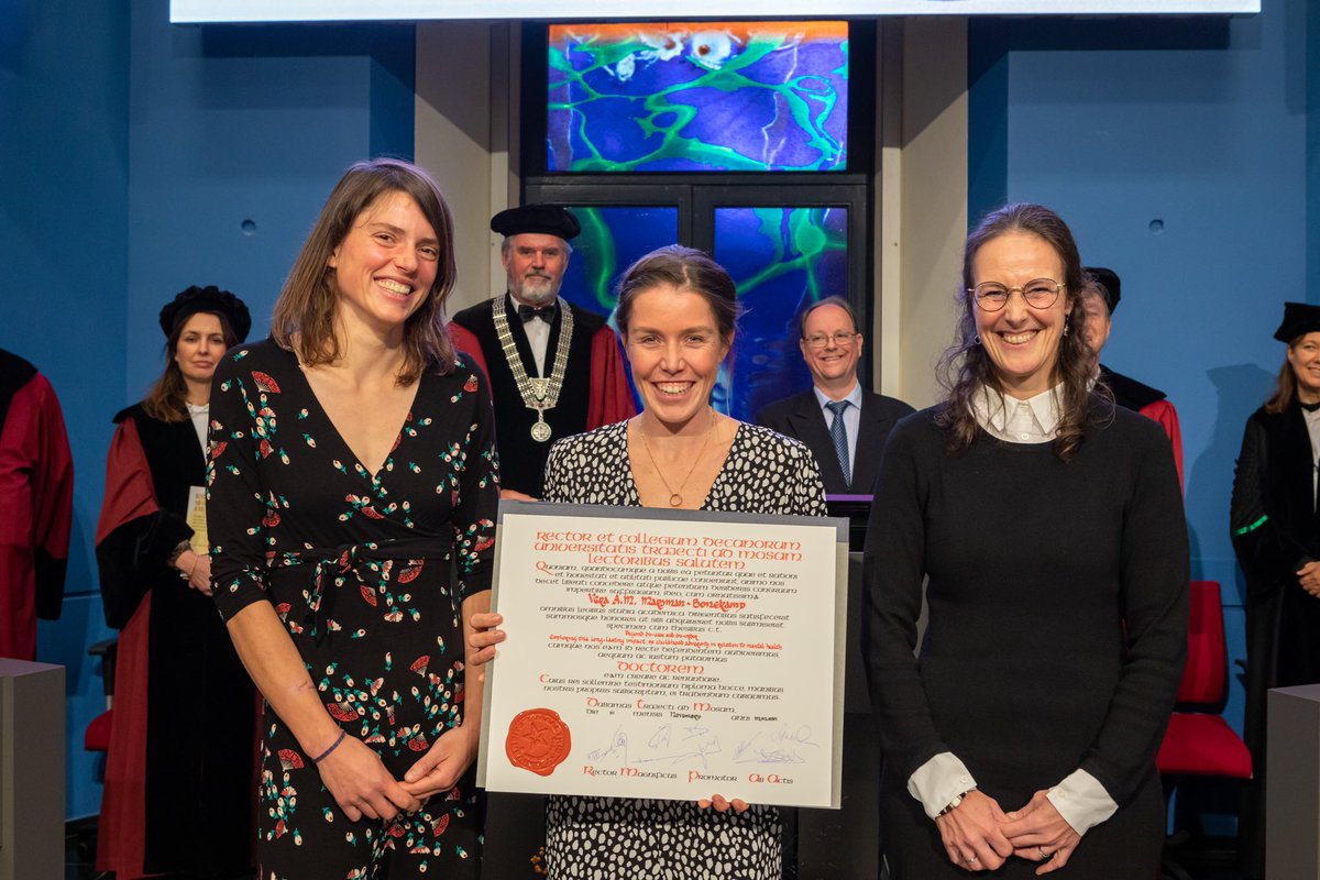 Vol trots feliciteren wij vanuit Socialrun onze ambassadeur @anne_marsman met het behalen van haar bul na het openbaar verdedigen van haar proefschrift 'Beyond dis-ease and dis-order' aan de Universiteit van Maastricht. 
Verdediging terugkijken: omdatikjezeggenwil.nl/proefschrift-b…
