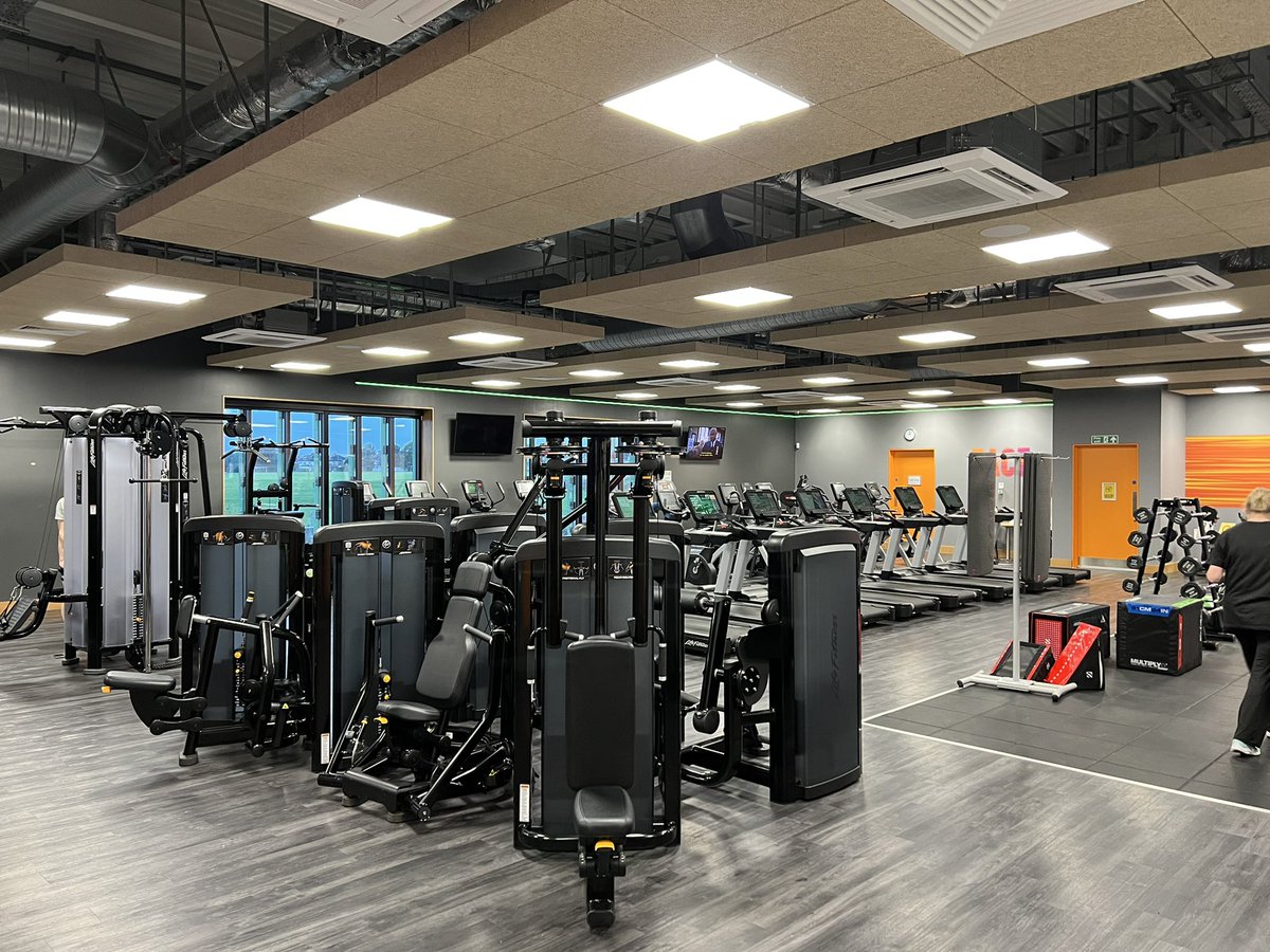 DejiDavies's tweet photo. So impressed by the Gunnersbury Sports Hub and the incredible work the  @BrentfordFCCST are doing in the local community. A brilliant facility, complemented by projects like the collaboration with @JCFoundation on the Green Dragon Estate.

#BrentfordFC #BFCCST #Community https://t.co/lBaGiw9dU6