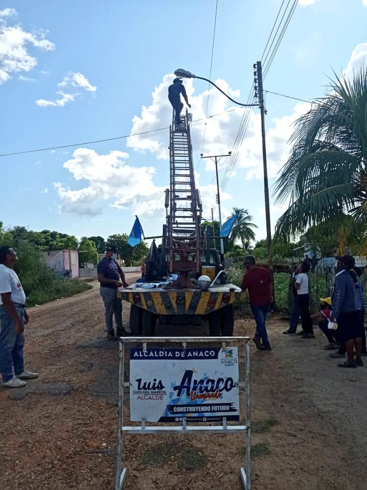 AlcaldiaAnaco's tweet photo. ¡Nuestra Gestión Cumple!

El Alcalde @LuisGuevaraM_ mediante #AnacoILuminado💡Instaló luminarias totalmente nuevas en calles del sector Primero de Mayo (Tierra de Canaán), quedando 100% operativas, gracias a un equipo dedicado y que trabaja por el alumbrado público del municipio. https://t.co/AlpQGuKhQC