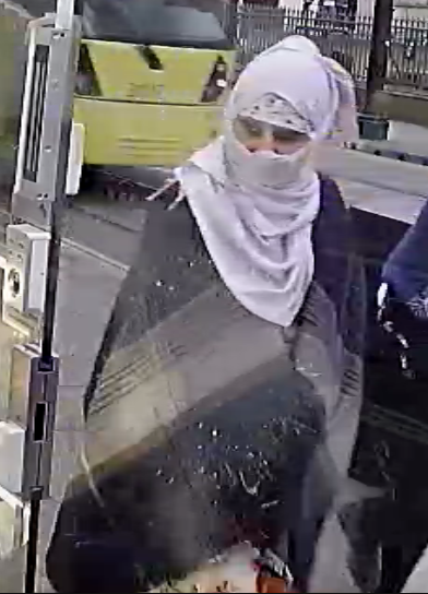GMPCityCentre's tweet image. #APPEAL Do you recognise this woman? We want to speak to her after cash was taken from an elderly couple's bag at some point between the Metrolink platform on Market Street and whilst walking to St Peter's Square tram stop between 6pm and 6.30pm on 21 Sep. Call 0161 856 3221.