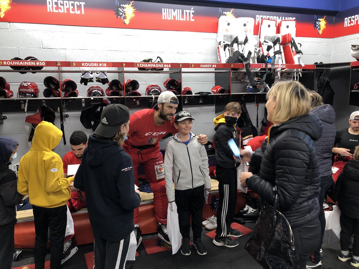 📸 Ce matin, les jeunes du club de roller des Harfang de Crolles ont eu l’occasion d’assister à l’entraînement puis d’aller à la rencontre des joueurs au sein du vestiaire 👏😉 #BDLFAMILY 🔴🔵