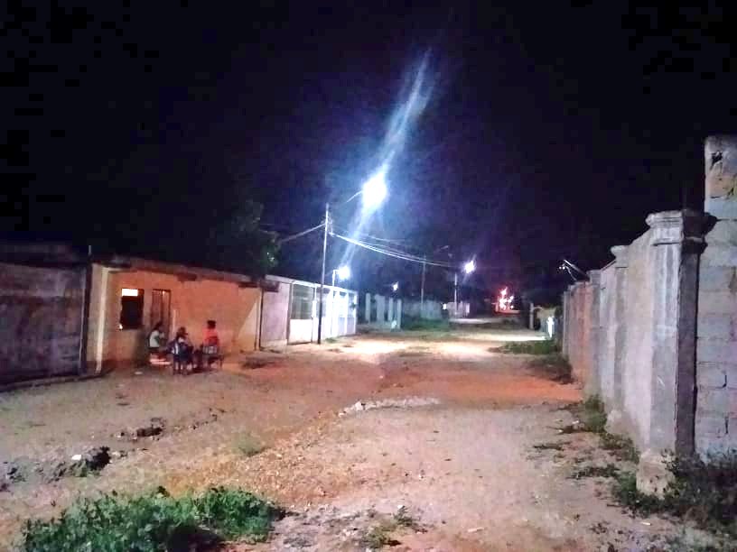 AlcaldiaAnaco's tweet photo. ¡Nuestra Gestión Cumple!

El Alcalde @LuisGuevaraM_ mediante #AnacoILuminado💡Instaló luminarias totalmente nuevas en calles del sector Primero de Mayo (Tierra de Canaán), quedando 100% operativas, gracias a un equipo dedicado y que trabaja por el alumbrado público del municipio. https://t.co/AlpQGuKhQC