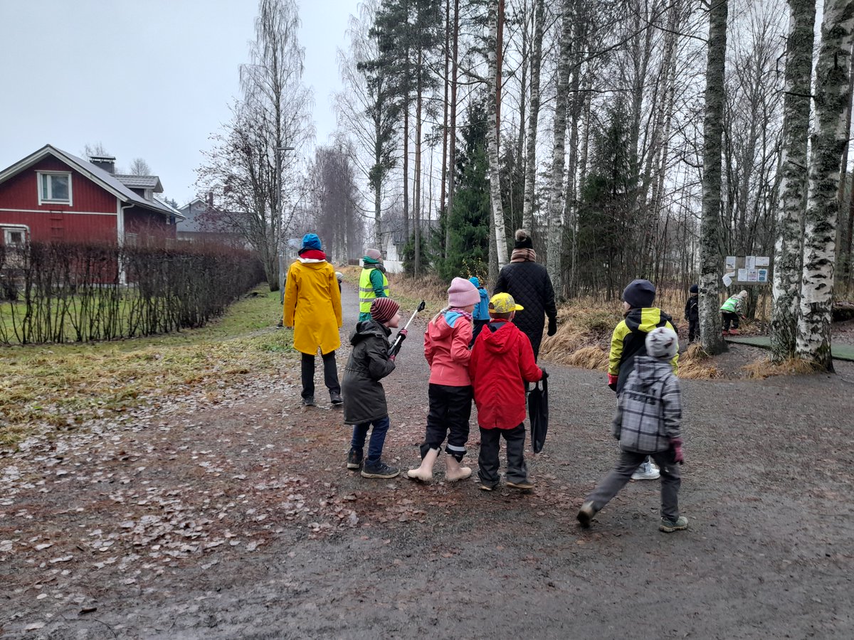 enoprogramme's tweet photo. Outdoor Classroom day 4 Nov 2021: Utra primaryschool 1st graders cleaning up the environment and playing litterbingo #enoprogramme #OutdoorClassroomDay https://t.co/cidcpgje8Z https://t.co/XJEIyhZ6f6