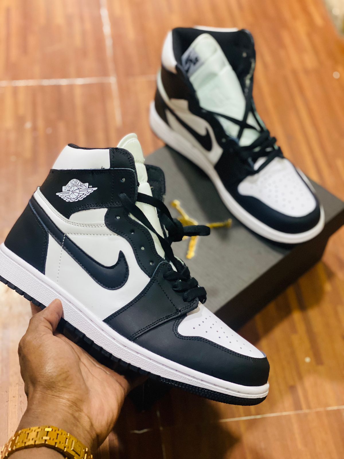 Mwacheezy Collection on X: Black/White or University Blue Colorway? Nike  Air Jordan 1 Retro High OG Are Available From Size 38 to 45 Retailing at  Ksh.4300. #IkoKiatuKe https://t.co/FYP4xs7fQy / X