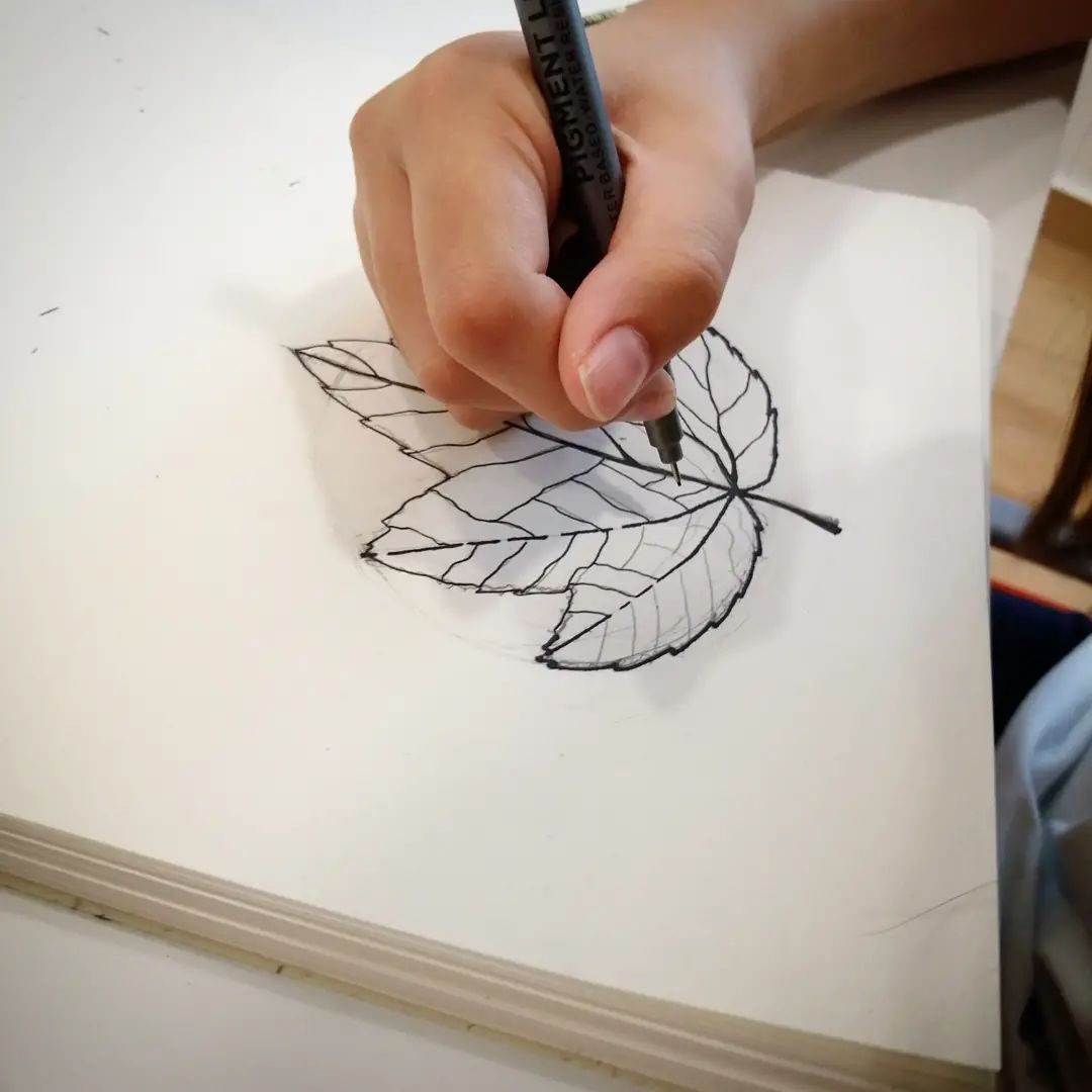VictorMalegro's tweet photo. Con las adols" también empezamos el curso,... encaje, formas y sombreado. Ángela aplica todo ello en composición con retrato. Awesome!! 😍
@bermejarte @AcademiaDidacta
#dibujo #cursodedibujo #dibujoartístico #encaje #luzysombra #masterclass #academia #retratos #drawinclass https://t.co/FfyFMOMnBk