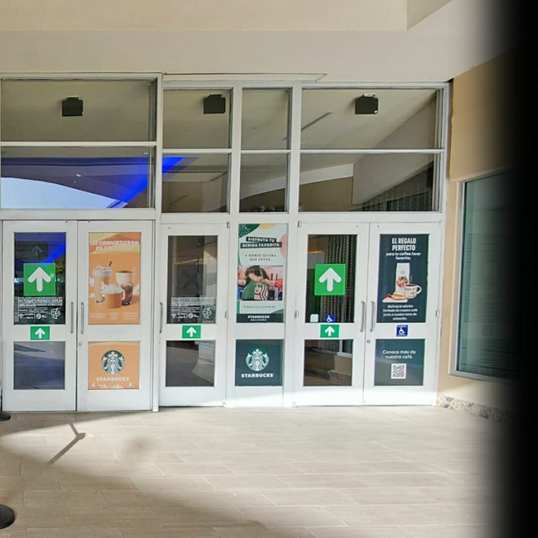 Vsualmente's tweet photo. Vinyl #Microperforado rotulación de cristales para @starbucks_pr . 
#ImprentaPR #imprenta #puertorico🇵🇷 #publicidad #advertising #perforated #windowgraphic #vinylwrap #windowfilm #privacy #signage  #shoplocal #shoppr #vsualmentepr #rotulacion #branding #stickers #Coffee https://t.co/0F8sISRRNj
