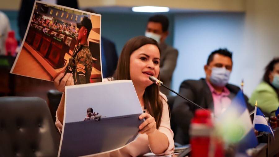 BeaJames80's tweet photo. @MigueVaquerano @nayibbukele Es una vergüenza que esta señora sea mujer, pareciera que ella no se ubica, a los salvadoreños no se nos olvidan las cosas, como cuando ella misma atacó a nuestro Ejemplar @merino_monroy, pobrecitos por muy desesperados que estén ya no engañan al pueblo ok @FMLNoficial https://t.co/3xHSx5AsDm