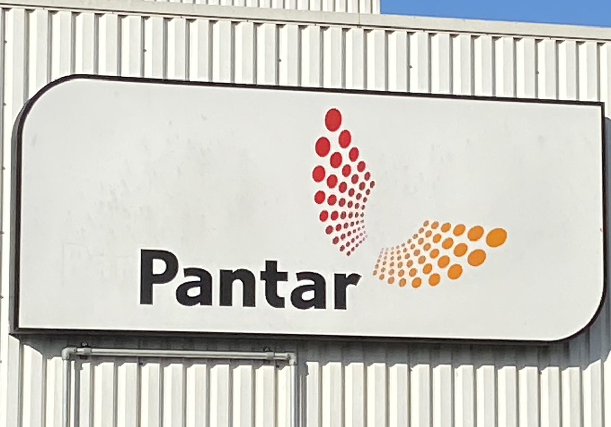 JeroenKlaasse's tweet photo. Samen met @MatthijsSikkes op bezoek geweest bij #Pantar in Amsterdam-Noord om te kijken naar de productie van o.a. de tribunes van de nieuwe #sporthal en gepraat met de medewerkers die terecht heel trots zijn op hun eindproducten! https://t.co/7glxvRPD6L