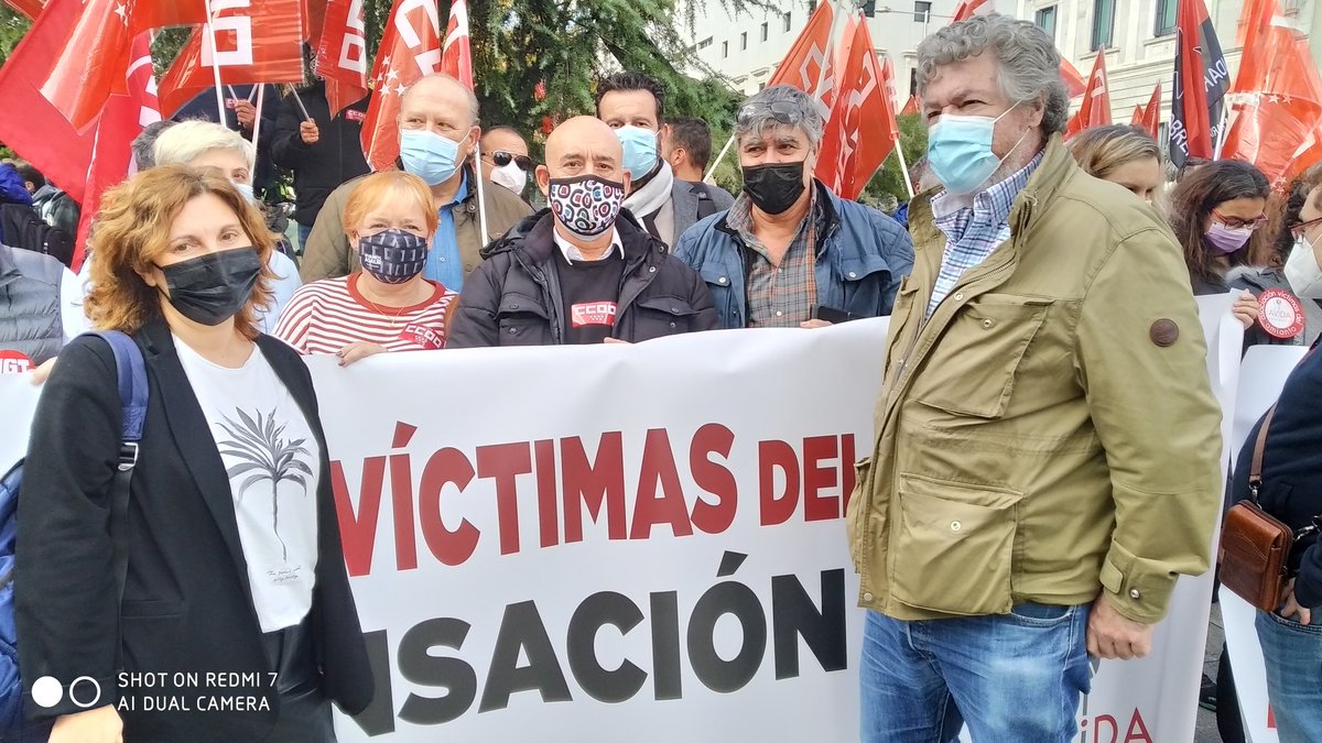 SaludLab_CCOO's tweet photo. Ahora, concentración frente al Congreso de los Diputados junto a las víctimas del #amianto. ¡Fondo de Compensación YA! #JusticiaVictimasAmianto https://t.co/QUDSJ48UNY