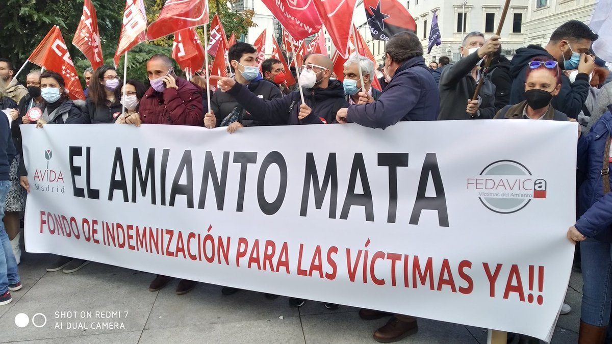 SaludLab_CCOO's tweet photo. Ahora, concentración frente al Congreso de los Diputados junto a las víctimas del #amianto. ¡Fondo de Compensación YA! #JusticiaVictimasAmianto https://t.co/QUDSJ48UNY